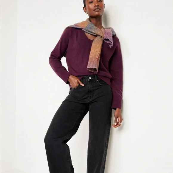 Old Navy Women's So Soft Purple V-Neck Sweater.  Size small - Picture 4 of 5